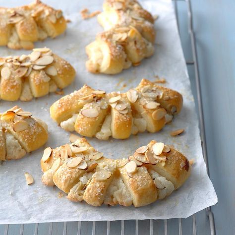 Dutch Letters, Bear Claw Recipe, Cherry Danish, Almond Cheesecake, Almond Filling, Almond Croissants, Danish Recipe, Yeast Dough, Cake Mug