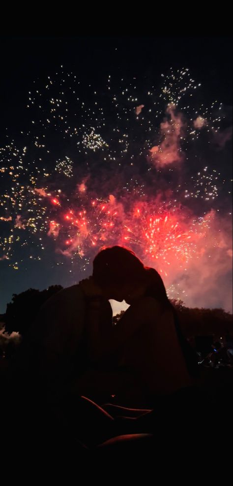 Fourth of july fireworks couple goals Cute Couple Pics Under Fireworks, Cute Firework Pictures With Boyfriend, Couple Poses 4th Of July, 4th Of July Bf Pics, Couple By Fire, Pictures With Fireworks, Fireworks Pictures Couple, Firework Engagement Photos, Couple Watching Stars Aesthetic