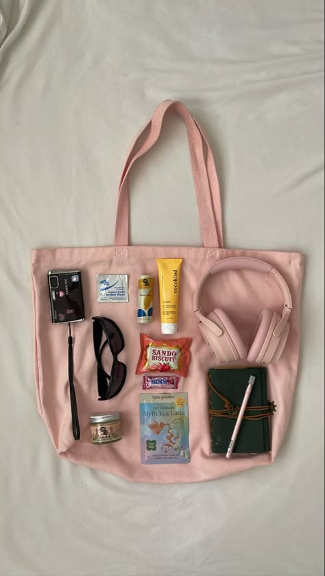 flat lay tote Totebag Inspo Aesthetic, Tote Bag Picture Ideas, Tote Bag Product Photography, Tote Bag Photography Ideas, Bag Aesthetic Photography, Bags Product Photography, Lay Flat Photography, Bag Photoshoot Ideas, Bag Photography Ideas