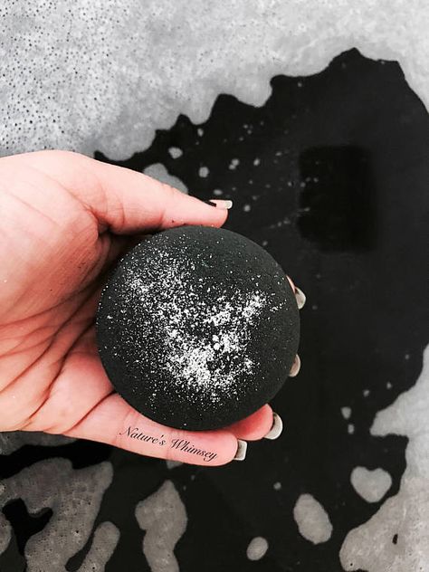 Magic Bath, Black Bath Bomb, Relaxing Night, Bath Inspiration, Lush Bath, Home Spa Treatments, Bath Bomb Recipes, Glitter Bomb, Black Bath