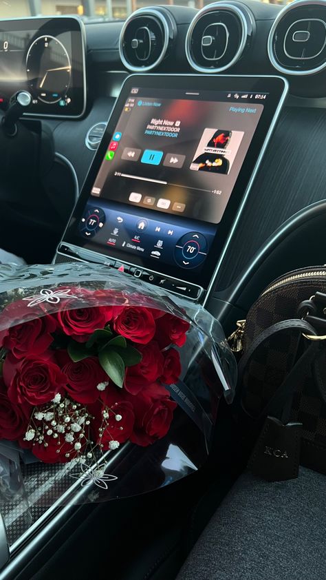 Roses In Car Aesthetic, Flower In Car, Luxury Birthday Gifts, Rich Girl Lifestyle, Makijaż Smokey Eye, Nothing But Flowers, Luxury Lifestyle Dreams, Flower Therapy, Fantasias Halloween