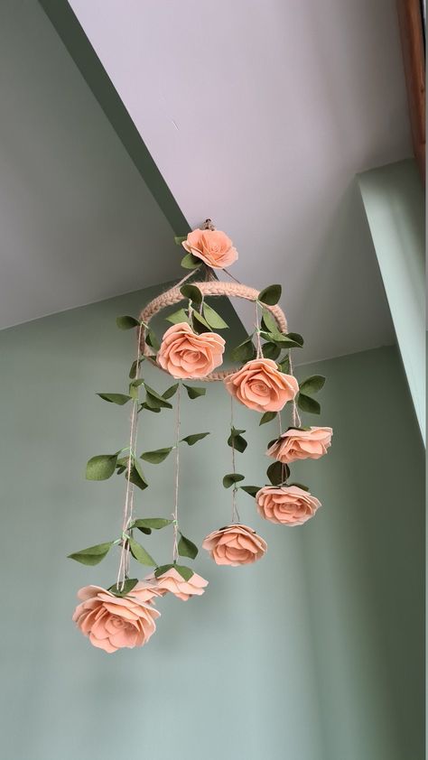 Rose Mobile, Flower Room Decor, Rose Nursery, Easy Diy Room Decor, Flower Mobile, Flower Room, Wall Hanging Crafts, How To Make Paper Flowers, Diy Crafts Paper Flowers