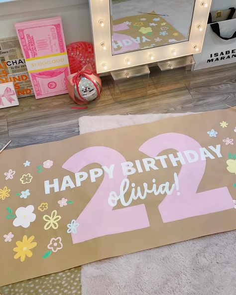 🌸💖💐🌼🎀 Birthday Party Themes For College, Birthday Banner Craft Paper, Birthday Banner On Brown Paper, 22nd Birthday Sign, Brown Paper Painted Sign, Happy Birthday Brown Paper Sign, 22nd Birthday Decorations Party Ideas, Banner Ideas For School, Birthday Posters Ideas