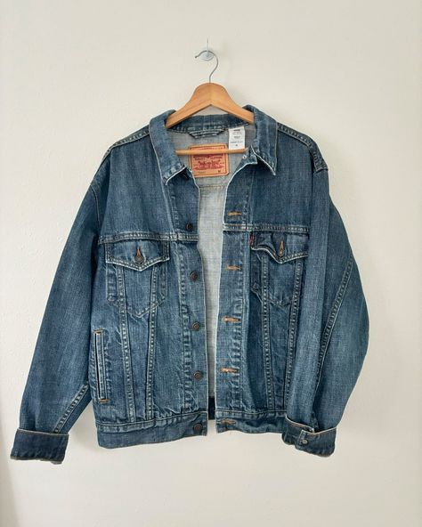 darkwash jean jacket - size medium - vintage style - relaxed fit brand: levi’s retails: $100 price: $55 FREE SHIPPING Levis Jeans Jacket Outfit, Levi’s Denim Jacket, Levi Jacket Outfits Women, Levi Jean Jacket Outfits, Big Jean Jacket, Levis Jacket Outfit, 90s Jean Jacket, Thrift Board, Levi Jean Jacket