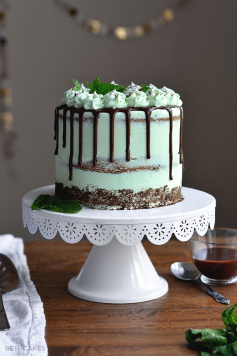 Cute Aesthetic Cakes, Cake Aesthetic Design, Mint Chocolate Chip Cake, Cake Aesthetic Birthday, Aesthetic Birthday Cake, Birthday Cake Aesthetic, Mint Chocolate Cake, Mint Cake, Happy Cake