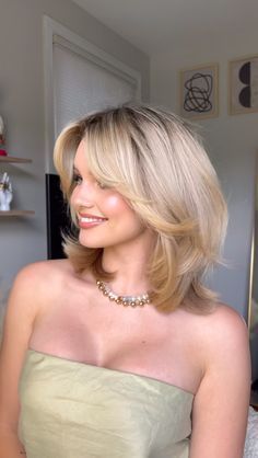 Short Layers On Short Hair, Short Layered Blowout Hair, Blonde Medium Short Hair, Hair For Thinner Hair, Layers With Short Hair, Cute Short Blonde Hairstyles, Cute Hair Cuts Short, Short Butterfly Haircut With Bangs, Shoulder Length Blowout Hair