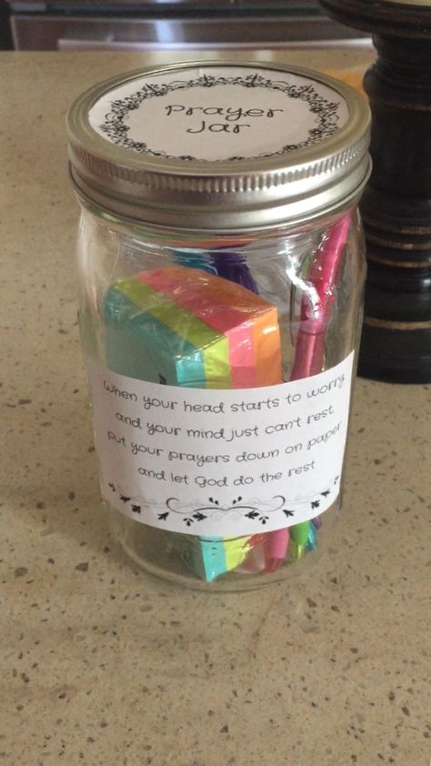 Cute prayer jar gift idea Appreciation Jar Ideas, Women’s Retreat Gift Ideas, Church Gifts Women's Ministry, Secret Pal Gifts For Women, Sister Appreciation Gifts, Inspirational Crafts For Women, Bible Study Group Gift Ideas, Women Ministry Gift Ideas, Christian Mason Jar Gifts