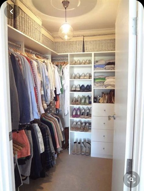 Small Master Closet, Organizing Walk In Closet, Lots Of Clothes, Small Walk In Closet, Master Closet Organization, Closet Redo, Organization Closet, Walking Closet, Armoire Dressing