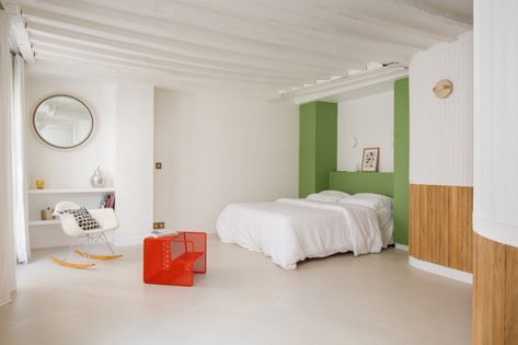 Pierre-Louis Gerlier Architecte gives Paris apartment hotel-like aesthetic Small Hotel Bedroom, Condominium Interior, Small Shower Room, Open Plan Apartment, Timber Walls, Old Apartments, Interior Minimalista, Desk In Living Room, Hotel Bedroom