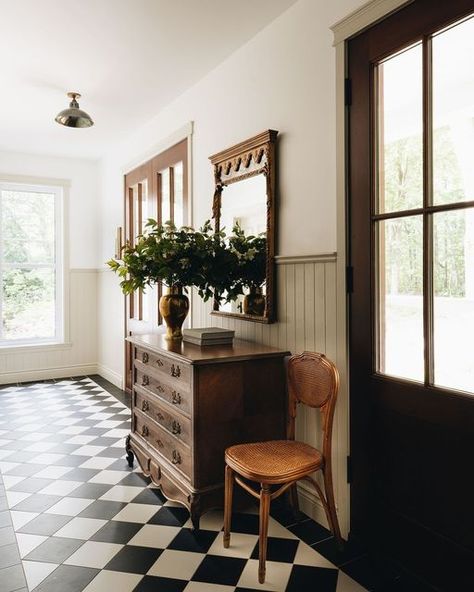 Checkered Foyer, Blanc Marine Living, Bedroom Hotel Chique, Dark Cottage Core Bedroom, Checkered Floor Kitchen, Foyer Tile, Modern Organic Kitchen, Cottage Core Bedroom, Moody Farmhouse