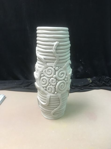 Coil pot Decorative Coil Pots, Cute Coil Pots, Coil Vase, Coil Vessels Ceramics, Coil Pots Ideas Creative, Ceramic Coil Pots, Coil Clay Projects, Coil Pots Ideas, Flower Coil Pot