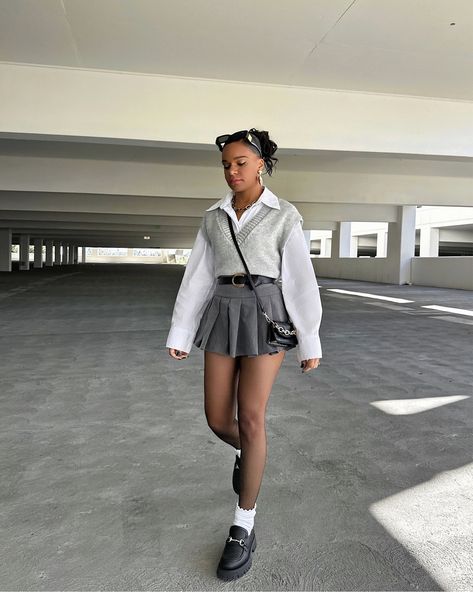 How To Style An Oversized Sweater Vest, Oversized Sweater Vest Outfit Winter, Sweater Vest Outfit Black Women, Sweater Vest And Skirt Outfit, Sweater Vest Skirt Outfit, Sweater Vest With Skirt, Black Outfit Black Women, Oversized Sweater Vest Outfit, All Black Outfit Black Women