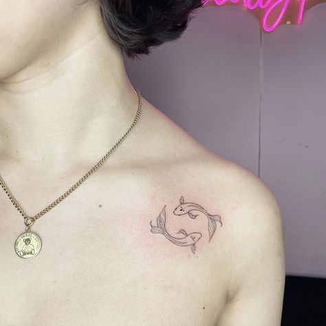 Year Collar Bone Tattoo, Ladies Collar Bone Tattoo, Colored Collar Bone Tattoos, Tatoos Woman Collar Bone, Spiritual Collar Bone Tattoo, Above Collar Bone Tattoo, Tattoos Near Collar Bone, Collarbone And Chest Tattoo, Color Collar Bone Tattoo