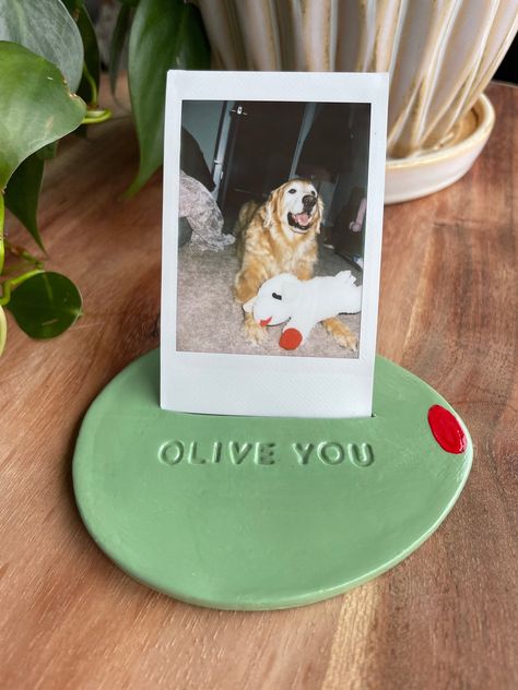 Poloroid Pictures Holder Clay, Air Dry Clay Place Card Holder, Clay Anniversary Gift Ideas, Diy Clay Picture Holder, Ceramic Polaroid Holder, Picture Holder Clay, Air Dry Clay Polaroid Holder, Air Dry Clay Picture Frame, Air Dry Clay Frame