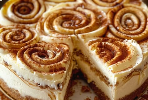 Cinnamon Roll Cheesecake Cinnamon Swirl Cheesecake, Recipe Desert, Roll Cheesecake, Mini Cheesecake Bites, Cinnamon Roll Cheesecake, Cinnamon Recipes, Cracker Crust, Digestive Biscuits, Cheesecake Desserts