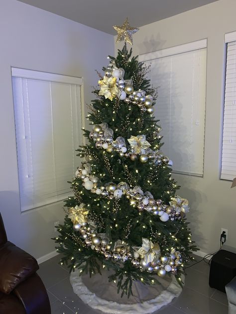 Navidad Simple Gold Christmas Tree, Decorated White Christmas Trees, Christmas Tree Gold And White, Christmas Tree White And Gold, Christmas Tree Ideas Simple, Rustic Christmas Tree Decorations, Boho Chic Christmas, Gold And White Christmas Tree, Chic Christmas Decor