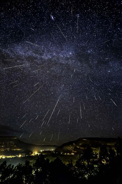 Night Sky Raining, Storm Night Aesthetic, Meteor Shower Photography, Watching Meteor Shower Aesthetic, Dark Sky Aesthetic Stars, Perseid Meteor Shower, Meteor Shower, Beautiful Wallpapers Backgrounds, A Court Of Mist And Fury