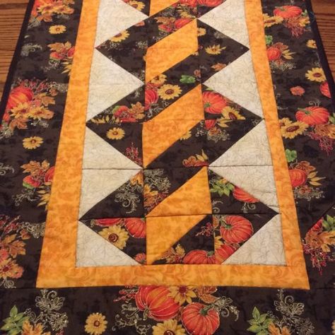 Twisted Pole Table Runner - Free Quilt Pattern Twisted Pole Table Runner, Fall Table Runner Patterns, Christmas Table Runner Pattern, Quilted Table Runners Christmas, Fall Quilt Patterns, Table Runner Tutorial, Twisted Fabric, Table Topper Patterns, Thanksgiving Table Runner