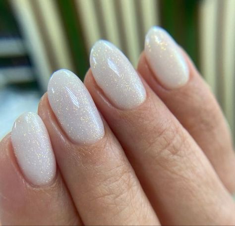 Trendy Round Christmas Nails 2023: 15 Ideas for a Merry Holiday Look Round Christmas Nails, White Sparkly Nails, White Sparkle Nails, Christmas Nails 2023, Engagement Nails, Milky Nails, White Glitter Nails, Round Nails, Sparkle Nails