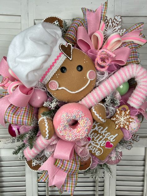 Chef gingerbread man in pink. Loaded with sweets and xmas goodies. Gingerbread Man Wreath Ideas, Gingerbread Christmas Wreaths, Diy Gingerbread Wreath, Diy Christmas Gingerbread Decorations, Gingerbread Wreath Ideas, Candy Christmas Wreath, Pink Gingerbread Christmas Decor, Pink Gingerbread Christmas Tree, Easter Houses