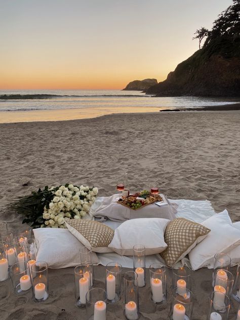 Wedding Proposals Aesthetic, Intimate Wedding Proposal Ideas, Cute Engagement Proposals, Proposing Ideas Engagement, Proposal At The Beach Ideas, Cute Proposal Set Up, Sunset Picnic Proposal, Picnic Wedding Proposal, Simple Proposal Ideas Beach