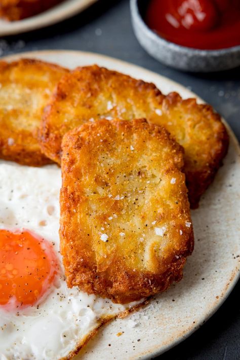 Homemade Hash Browns - an absolute breakfast favourite! Seasoned shredded potatoes shaped into perfect patties and fried until golden and crispy on the outside and soft and tender on the inside. Homemade Crispy Hash Browns, Homemade Hashbrown Patties To Freeze, Homemade Hashbrowns Shredded To Freeze, Diy Hashbrown Patties, Potato Patty Recipe, Homemade Mcdonalds Hashbrowns, Dunkin Hashbrowns, Hash Brown Patty Recipes, Hashbrown Patty Recipes