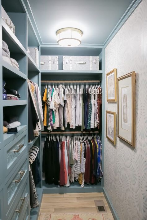 Wallpaper Closet Walk In, Tiny Walkin Closet Ideas, Boho Closet Ideas, Small Walkin Closet Ideas, Small Walkin Closet, Narrow Walk In Closet, Small Master Closet, Rustic Bedroom Ideas, Master Closet Design