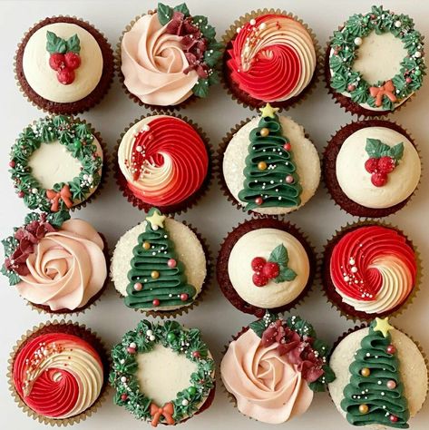 Wreath Cupcakes Christmas, Cupcakes Decoration Valentines Day, Christmas Red Velvet Cupcakes, Decorated Christmas Cupcakes, Gourmet Desert, Christmas Buttercream, National Cupcake Day, Winter Cupcakes, Christmas Cupcakes Recipes