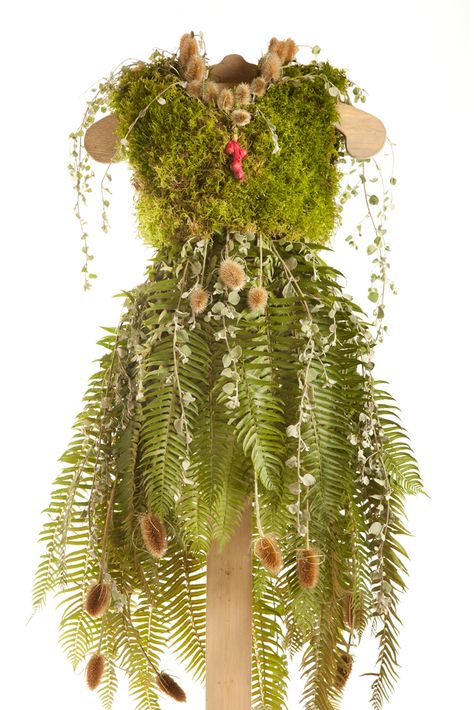 Leana-that's all I know. Wish the artists name was mention, as they certainly deserve the credit for this Mother Nature Makeup, Mother Nature Costume Diy, Nature Costume, Woodland Fairy Costume, Mother Nature Costume, Garden Fairy Costume, Faerie Costume, Forest Dress, Nature Makeup