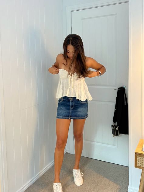 Jean Skirt Beach Outfit, Summer Outfit Inspo Skirt, California Outfit Ideas, Cute Outfits With Denim Skirt, Jean Skirt Outfits Concert, How To Style Mini Denim Skirts, Black Mini Skirt Outfits Summer, Denim Skirt Inspo Outfit, Summer Outfits Jean Skirt