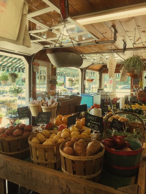 Cozy Farm Aesthetic, Boho Farm Aesthetic, Rustic Farm Aesthetic, Fresh Market Aesthetic, Cool Farm Ideas, Farm Market Aesthetic, Small Farm Shop Ideas, Summer Farm Aesthetic, Small Town Market Aesthetic