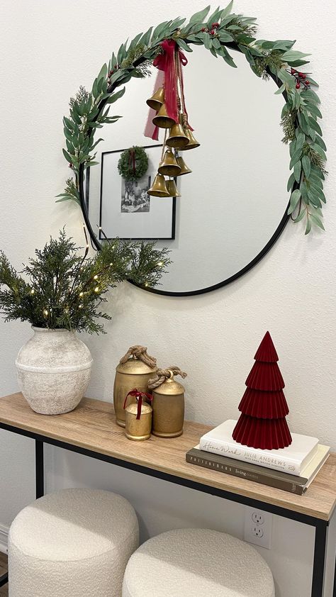 Display For Ornaments, Nome Christmas Decor, Christmas Garland Ideas Mirror, Bow On Mirror Christmas, Hallway Xmas Decorations, House Decorating Ideas Christmas, Christmas Decor Hallway Entryway, Mirror Decor For Christmas, Decorate Mirror Christmas