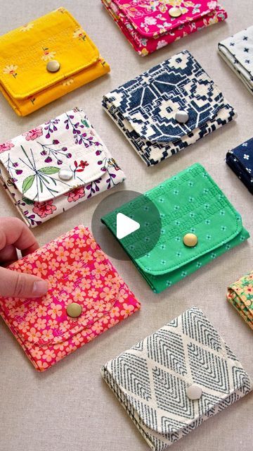 Gifts Making Ideas, Purses To Make, 10 Inch Fabric Squares Projects, How To Stitch Bag, Fabric Square Crafts, Sewing With Scraps Things To Make, Easy Sew Purse, Easy Purse Sewing Pattern, Simple Sewing Ideas For Beginners