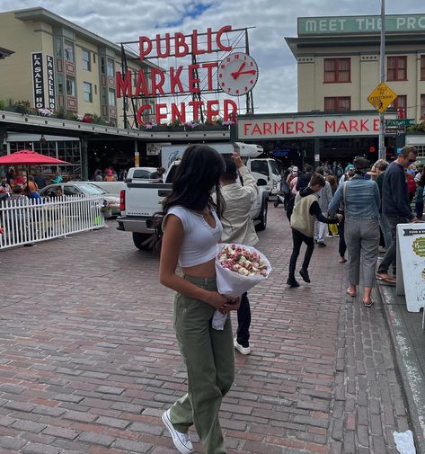 Night Out In Seattle Outfit, Outfit Inspo For Seattle, Seattle Aesthetic Photoshoot, Seattle Wa Outfits, Seattle Aesthetic Instagram, Day In Seattle Outfit, Seattle Outfit Aesthetic, Pikes Place Market Seattle Outfit, Pike Place Market Seattle Outfit