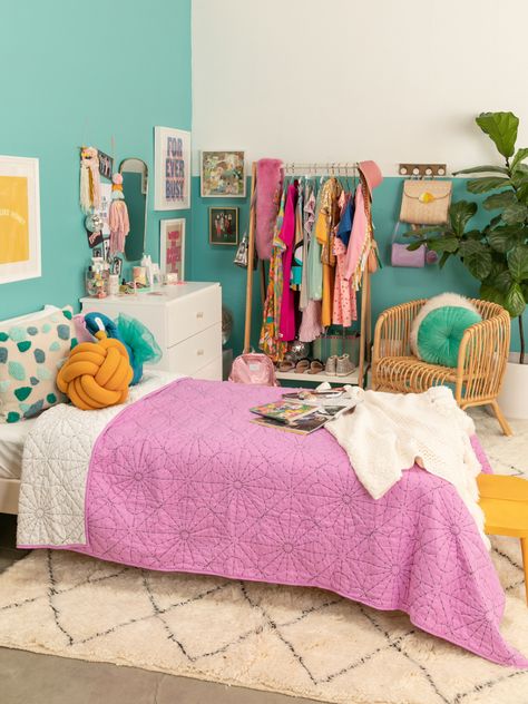 Colorful Teen Girl Bedroom, Bright Colorful Bedroom Ideas, Funky Teenage Girl Bedroom, Eclectic Teen Bedroom, Retro Teenage Bedroom, Bright Colored Girls Bedroom, Maximalist Teen Bedroom, Colourful Boho Bedroom, Teal Teenage Girl Bedroom Cozy