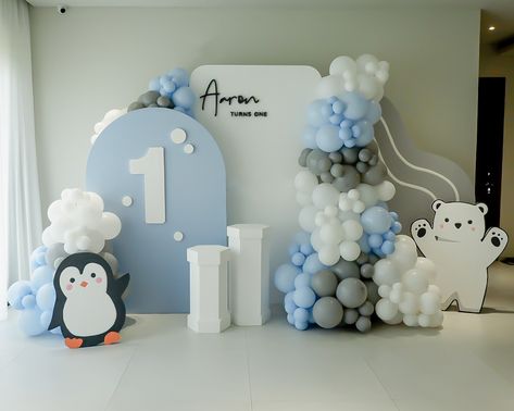 Winter arctic animals themed balloon decoration Polar Plunge Birthday Party, Penguin Bday Party, Penguin Balloon Garland, Polar Bear First Birthday Party, Polar Birthday Party, Arctic Theme Party, Penguin Birthday Theme, Winter Theme Birthday Party Ideas, Penguin Baby Shower Theme