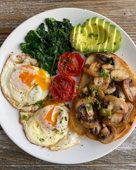 Good morning! A savory yogurt bowl for the win! Creamy full fat plain Greek yogurt with smoked salmon 🍣, cucumber 🥒, avocado 🥑, capers… | Instagram Healthy Food Menu, Healthy Food Inspiration, Mediterranean Food, Healthy Food Dishes, Makanan Diet, Health Dinner, Healthy Food Motivation, Healthy Lifestyle Food, Idee Pasto Sano