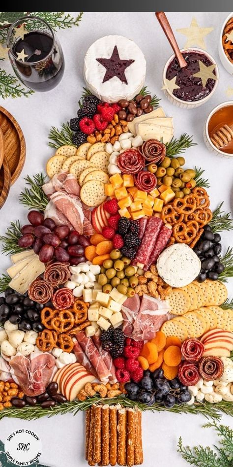 Christmas Tree Charcuterie Board, Tree Charcuterie Board, Christmas Tree Charcuterie, Tree Charcuterie, Christmas Cheese Boards, Christmas Catering, Christmas Charcuterie Board, Charcuterie Appetizers, Christmas Charcuterie