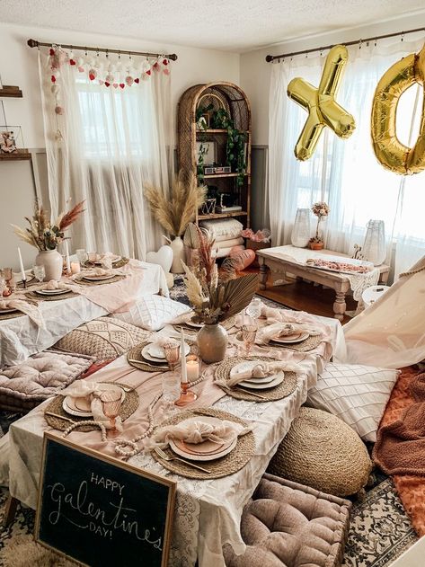 Indoor Galentine's Day Luxury Picnic Floor Picnic Indoor, Indoor Picnic Party, Indoor Picnic Ideas, Galentines Picnic, Indoor Roses, Night Picnic, Indoor Picnic, Dream Dates, Galentines Party