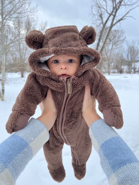 Baby Boy Aesthetic Pictures, Baby Boy Outfits Newborn Winter, Newborn Snow Pictures, Baby First Snow Pictures, Cute Baby Boys Pics, Newborn Boy Winter Outfits, Newborn Winter Outfits Boy, Cute Baby Photos Newborns, Winter Baby Boy Outfits