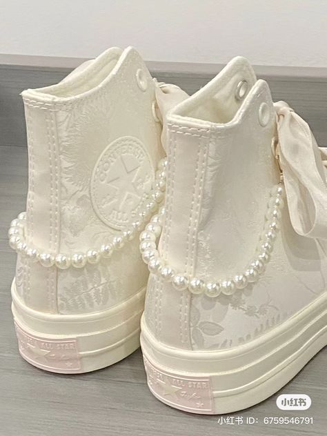 Girly Shoes Aesthetic, White Coquette Shoes, Couqutte Shoes, Pretty Shoes Aesthetic, Shoes For Spring 2024, Croquette Shoes, Coquette Shoes Sneakers, Coquette Crocs, Quince Converse