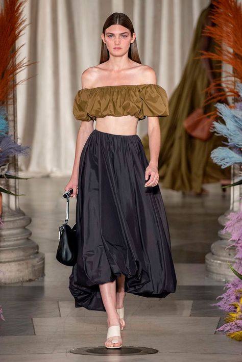 Olive Green Outfit, Pink Punk, 2020 Street Style, Badgley Mischka Dress, Balloon Skirt, Fashion Week Spring 2020, Ball Skirt, Boss Life, Bubble Skirt