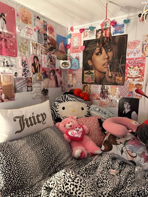 Room Decor Y2k Aesthetic, Room Inspo Aesthetic Y2k, 2000s Decorations Room, Aesthetic Y2k Room Decor, Yk2 Bedroom Aesthetic, 2000s Aesthetic Room Ideas, Room Ideas Bedroom Y2k, Dorm Room Ideas Hello Kitty, Pink Y2k Room Baddie