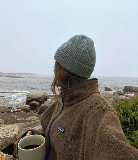 🌲⛰️ the cozier - the better ⛰️🌲 #eastcoast #novascotia #cozy | Instagram Outdoor Woman Aesthetic, Fall Beach Clothes, Outfits For Camping Winter, Autumn Outfits Aesthetic Cozy, Autumn Outfits Outdoors, Outdoor Clothing Aesthetic, Hygge Summer Clothes, Cold Beach Night Outfit, Camping Women Outfits