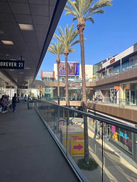 Outlet Mall Aesthetic, Outdoor Shopping Mall, Outdoor Mall Aesthetic, Mall Asthetic Picture, Mall Aesthetic Shopping, Shopping Mall Aesthetic, Aventura Mall Miami, Mall Date, Los Angeles Mall