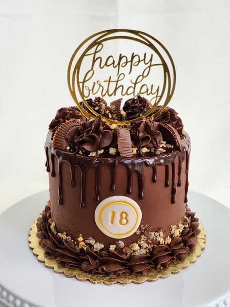 Candy Chocolate Cake, Chocolate Cake Designs Birthday Women, Chocolate Tall Cake, Custom Cakes For Men, Oreo Cake Designs, Tall Chocolate Cake, Chocolate Drip Cake Birthday, Fruit Table Ideas, Meme Cake