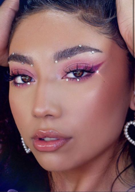 Concert Makeup Looks, Festival Eye Makeup, Pink Glitter Makeup, Gem Makeup, Makeup Ojos, Concert Makeup, Rhinestone Makeup, Purple Eye Makeup, Pink Eye Makeup