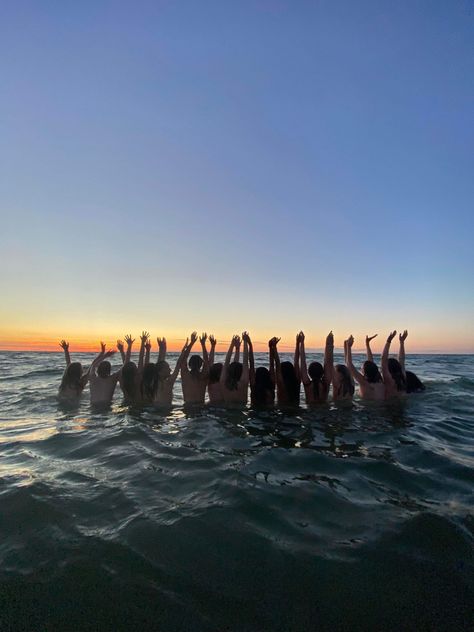 Big Friends Group, Beach Group Photos, Big Friend Group, Big Group Of Friends, Big Friends, Teen Summer, Summer Plans, Summer Friends, Summer Feeling