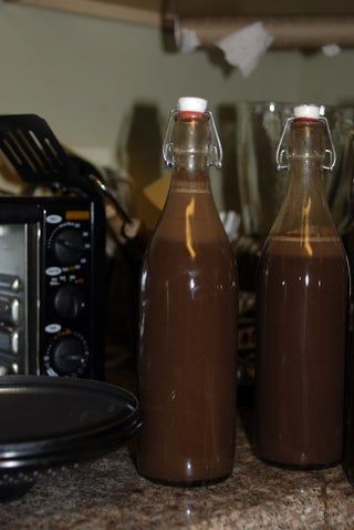 Chocolate Cello Recipe, Diy Liquors, Godiva Chocolate Liquor, Homemade Vodka, Chocolate Tequila, Homemade Liqueur, Homemade Liqueur Recipes, Flavoured Vodka, Chocolate Vodka