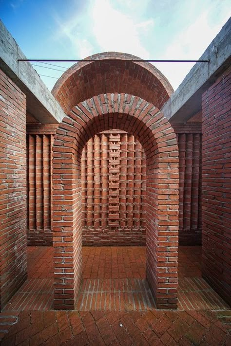 Gallery of Red Brick Country Auditorium / Huazhong University of Science and Technology + ADAP Architects - 7 Brick Wall Architecture, Brick Archway, Brick Projects, Brick Works, Brick Decor, Brick Arch, Brick Construction, Arch Architecture, Brick Art